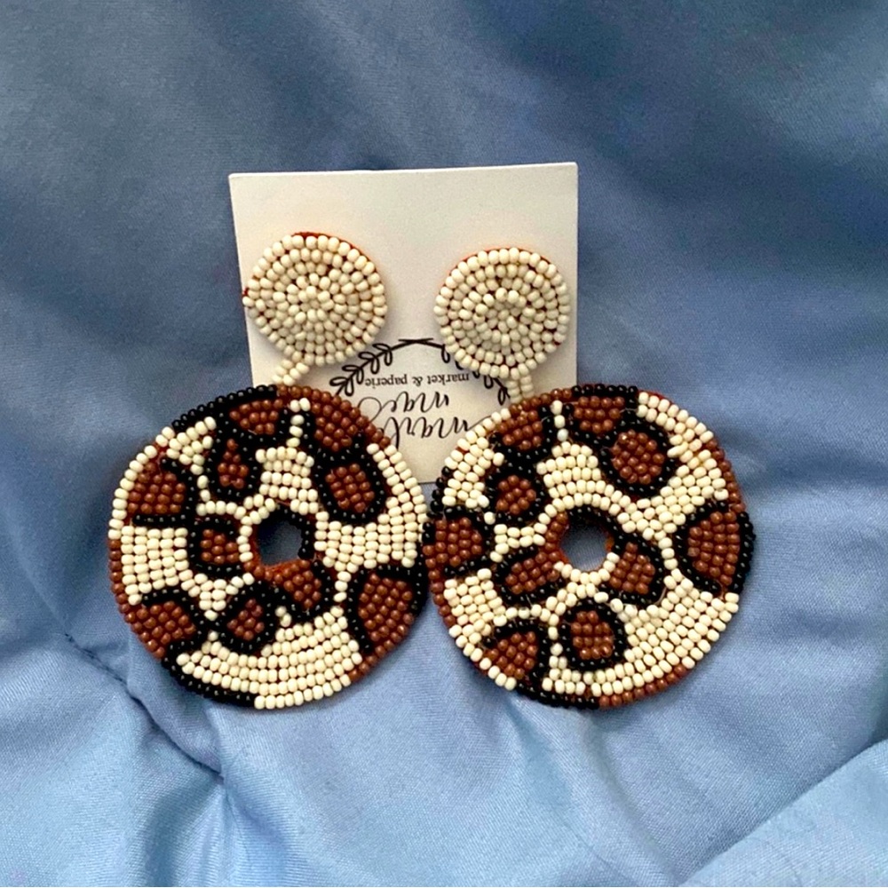 Super cute, light weight beaded earrings never worn before.